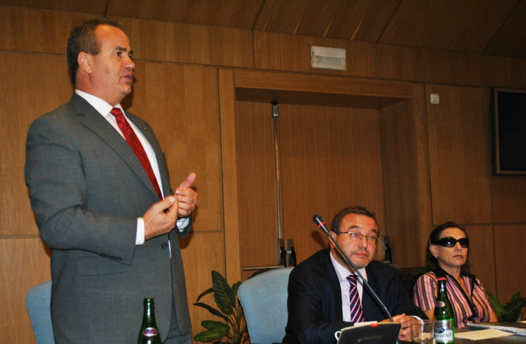 Na konferenci vystoupil hejtman LK Stanislav Eichler (vlevo).